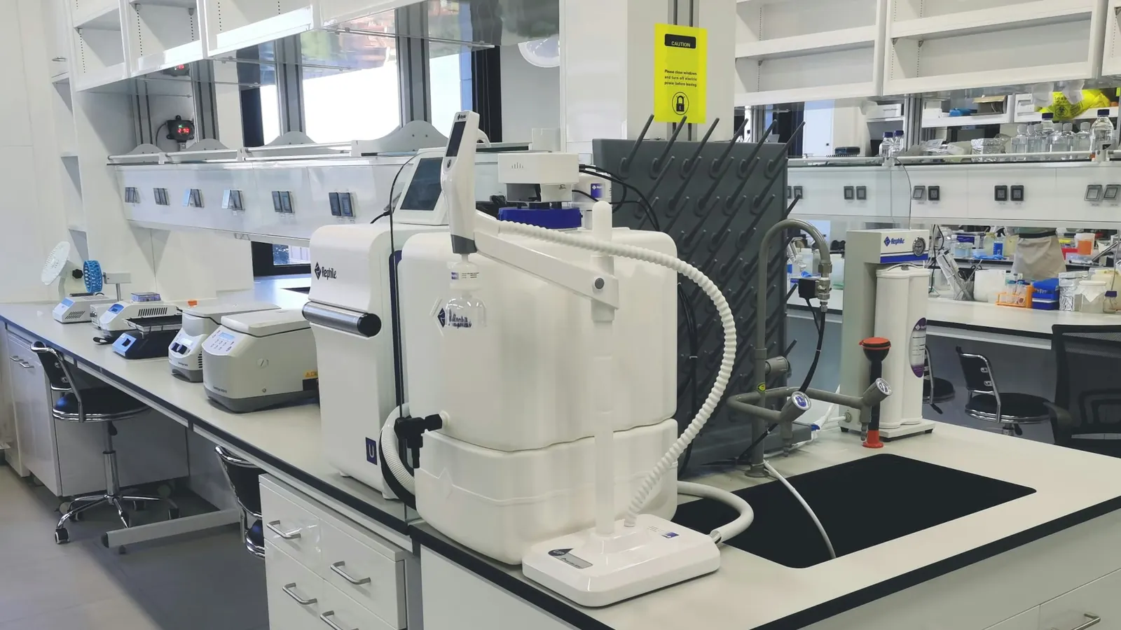 Insumos de Laboratorio en Barranquilla: Proveedores, Precios y Qué Comprar